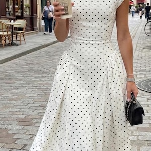 Abito lungo a pois bianco e nero con collo alto e maniche corte, elegante abito estivo di ispirazione vintage, per donna