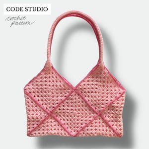 Może przedstawiać: Jasnoróżowa torba szydełkowa z rombowym wzorem i pasującą rączką. Torba ma górę w kształcie litery V i jest wykonana z miękkiego, ażurowego materiału. Tekst "CODE STUDIO" i "Crochet Pattern" znajduje się w lewym górnym rogu.