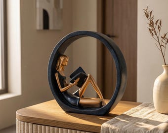Escultura abstracta de una mujer leyendo: decoración moderna de resina para amantes de los libros.