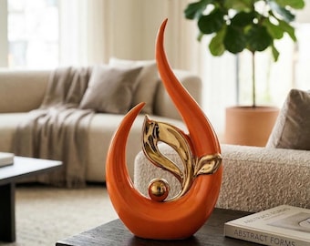 Escultura abstracta de cerámica en color naranja nórdico – Decoración artística moderna con detalles dorados.