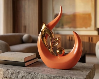Escultura abstracta de cerámica en color naranja nórdico – Decoración moderna con detalles dorados.
