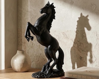 Escultura de caballo negro encabritado – Elegante decoración animal de resina