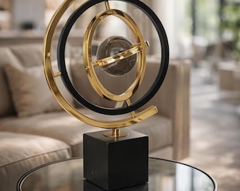 Escultura metálica orbital con esfera de cristal – Decoración abstracta moderna