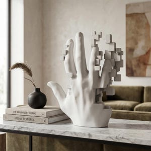 Peut inclure: Une tasse en céramique blanche avec une anse noire et le texte "But First, Coffee" en noir, en gras. La tasse est posée sur une surface blanche.