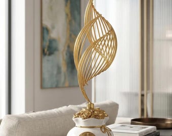 Escultura de hoja dorada con base de cerámica: elegante estatua de decoración moderna para el hogar.