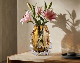 Jarrón escultural de cristal dorado: decoración de arte moderno, centro de mesa de lujo que marca la diferencia.