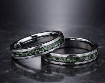 Anello in tungsteno con agata muschiata da 4 mm, fede nuziale in argento martellato, anello di promessa ispirato alla natura