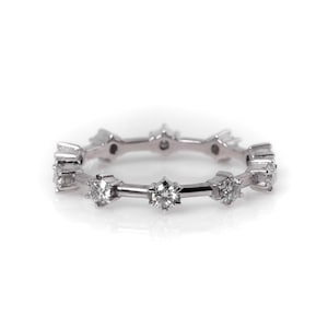 Alianza de boda con diamante redondo creado en laboratorio, sofisticado anillo nupcial de oro, anillo delgado apilable, regalo de aniversario para mujer.