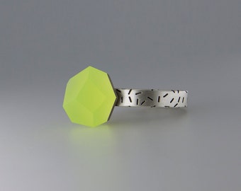 Ring - VU Crystals 12mm neon yellow top + Dashes ring band