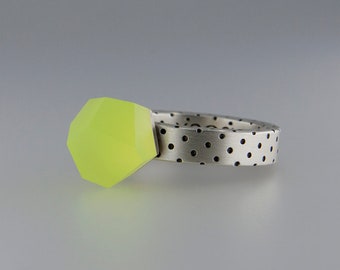 Ring - VU Crystals 8mm neon yellow top + Dots ring band