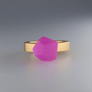 Ring - VU Crystals 8mm magenta pink top + Signature ring band