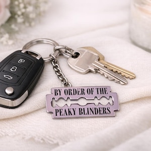 Könnte beinhalten: Eine weiße Keramik-Tasse mit schwarzem Henkel und dem Text "But First, Coffee" in handschriftlichem Stil. Die Tasse steht auf einer weißen Oberfläche. Die Tasse ist etwa 10 cm hoch.