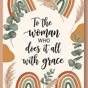 Può includere: Una stampa decorativa con la scritta "To the woman who does it all with grace". Il design include arcobaleni ad acquerello nei toni della terra, foglie di eucalipto e accenti di erba della pampa, il tutto su uno sfondo color crema.