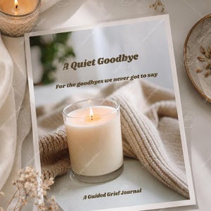 Può includere: Una copertina di diario rettangolare con il titolo A Quiet Goodbye, il sottotitolo For the goodbyes we never got to say e il testo A Guided Grief Journal. La copertina mostra una fotografia di una candela accesa in un barattolo di vetro e un tessuto a maglia beige.