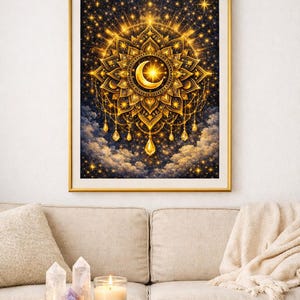 Può includere: Una stampa artistica rettangolare da parete in una cornice dorata che presenta una luna crescente dorata al centro di un intricato design a mandala. L'opera mostra stelle luminose, pendenti simili a cristalli e nuvole soffici su un cielo notturno blu.