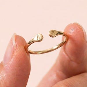 Duo-Initialenring, 14 Karat Massivgold, personalisierter Buchstabenring, Stapelring, minimalistischer Namensschmuck, Geschenk für Sie • AF081