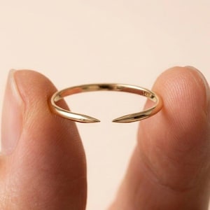 Anello aperto in oro massiccio 14 carati: fede nuziale minimalista con chiusura a griffe, regalo delicato da indossare insieme ad altri anelli per lei • AF037