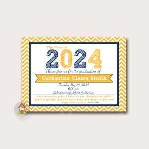 Può includere: Un invito di laurea con uno sfondo a motivo chevron giallo e bianco. Il testo recita "The Class of 2024" in blu e giallo. L'invito è per la laurea di Catherine Claire Smith giovedì 24 maggio 2024 alle 18:00 presso il Lakeshore High School Auditorium. L'invito include una citazione di Geremia 29:11.