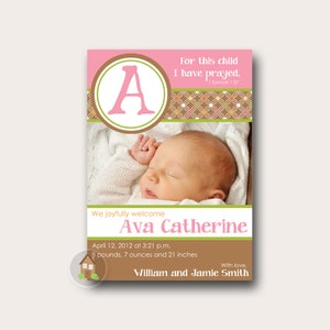 Puede incluir: Una tarjeta de anuncio de nacimiento rosa y marrón con una foto de una niña durmiendo. La tarjeta dice "Damos la bienvenida con alegría a Ava Catherine" e incluye la fecha de nacimiento, el peso y la altura del bebé. La tarjeta también incluye el texto "Porque por este niño he orado. 1 Samuel 1:27" y los nombres "William y Jamie Smith".