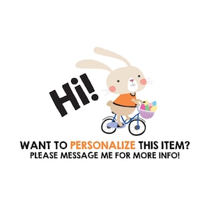 Op de afbeelding: Een cartoonkonijn dat op een blauwe fiets rijdt met een mand vol kleurrijke paaseieren. Het konijn draagt een oranje shirt. De tekst "Hi!" staat in de linkerbovenhoek van de afbeelding. De tekst "WANT TO PERSONALIZE THIS ITEM? PLEASE MESSAGE ME FOR MORE INFO!" staat in het onderste deel van de afbeelding.