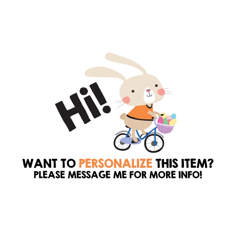 Op de afbeelding: Een cartoonkonijn dat op een blauwe fiets rijdt met een mand vol kleurrijke paaseieren. Het konijn draagt een oranje shirt. De tekst "Hi!" staat in de linkerbovenhoek van de afbeelding. De tekst "WANT TO PERSONALIZE THIS ITEM? PLEASE MESSAGE ME FOR MORE INFO!" staat in het onderste deel van de afbeelding.