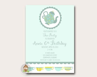 Può includere: Un invito a un tea party su sfondo azzurro chiaro con un'illustrazione di una teiera e il testo: "Sei invitato a un tea party per festeggiare il 6° compleanno di Ann Sabato 20 aprile 2013 dalle 14:00 alle 16:00 presso la casa di Ann 555 Someplace Street Somewhere, Alabama Per favore, contatta Jane se non puoi venire: 555-555-5555"