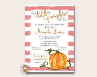 Puede incluir: Una invitación a un baby shower con una ilustración de calabaza en acuarela. La invitación presenta el texto "A sweet little pumpkin is on the way!" y detalles del evento, incluyendo la fecha, hora y lugar. El diseño incluye rayas rosas.