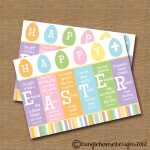 Op de afbeelding: Een kleurrijke paaskaarten met het woord "HAPPY" gespeld in pastelkleurige eieren. De kaart bevat ook het woord "EASTER" gespeld in kleurrijke strepen met bijbelteksten over Jezus Christus.