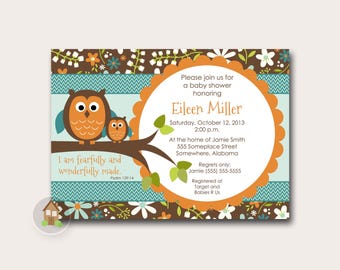 Op de afbeelding: Een uitnodiging voor een babyshower met een turquoise chevronpatroon en bruine bloemaccenten. Twee oranje uilen zitten op een tak. De uitnodiging bevat de tekst "I am fearfully and wonderfully made." en evenementdetails.