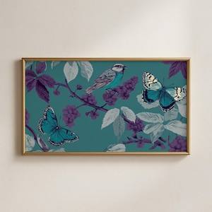 Op de afbeelding: Een ingelijste print met een teal achtergrond, met een vogel, vlinders en bladeren. De vogel is teal en grijs, de vlinders zijn teal en wit. De lijst is goudkleurig.