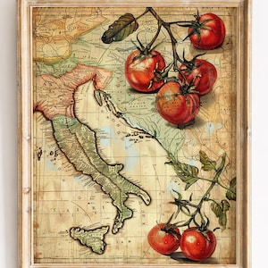 Puede incluir: Impresión enmarcada que presenta un mapa antiguo de Italia con detalles cartográficos. Tomates rojos vibrantes con tallos verdes están artísticamente dispuestos sobre el mapa. La impresión está dentro de un marco de madera marrón claro, creando una estética rústica.