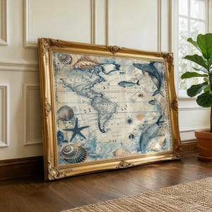 Puede incluir: Una gran pieza de arte mural rectangular que presenta un mapa de estilo vintage de las Américas superpuesto con ilustraciones de varias criaturas marinas, incluyendo un tiburón, una estrella de mar y varias conchas, en un marco dorado ornamentado.