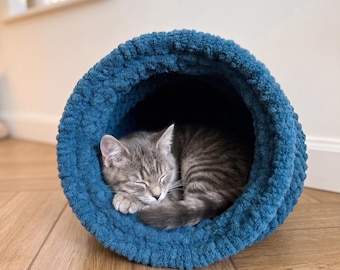 チャンキーニットの猫用洞窟ベッド | 手作りのシェニール素材のペットハウスギフト