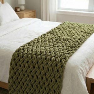 Könnte beinhalten: Ein Set aus drei Keramikbechern mit gesprenkelter, matter Oberfläche. Die Becher sind in den Farbtönen Creme, Hellgrau und Dunkelgrau gehalten. Jeder Becher hat ein schlichtes, minimalistisches Design, ideal für Kaffee oder Tee.