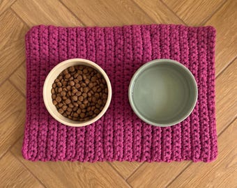 Tappetino rosa all'uncinetto per animali domestici, tovaglietta per la pappa con motivo di frutti di bosco, decorazione fatta a mano per gatti, cani e conigli.