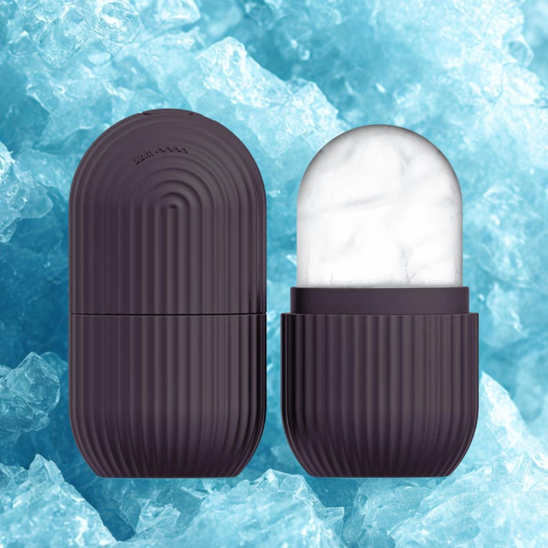 K&ouml;nnte beinhalten: Zwei dunkelviolette Gesichts-Eis-Globusse, einer offen und einer geschlossen, vor einem blauen Eis-Hintergrund. Der offene Globus zeigt ein wei&szlig;es, gefrorenes Inneres. Der geschlossene Globus hat ein geriffeltes Design und eine gew&ouml;lbte Oberseite mit Text.