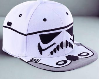 Gorra Stormtrooper, gorra snapback de visera plana - Mezcla de algodón blanco, diseño imperial bordado / Talla única ajustable