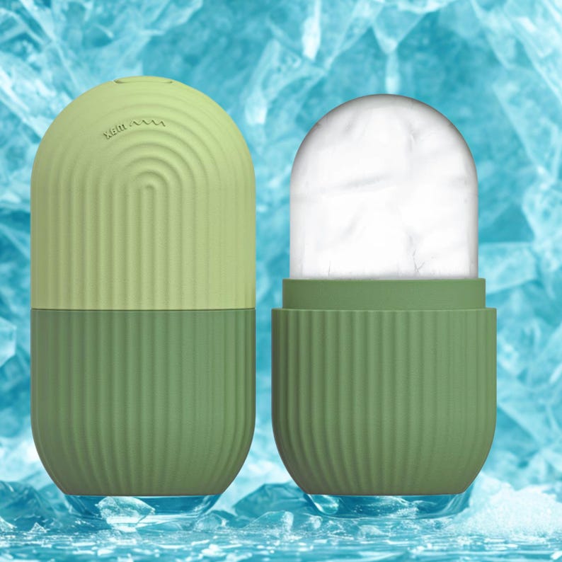 K&ouml;nnte beinhalten: Zwei gr&uuml;ne und hellgr&uuml;ne Eisformen mit geripptem Design. Eine Form ist mit Eis gef&uuml;llt. Die Formen haben eine abgerundete Form und stehen auf einer blauen Oberfl&auml;che.