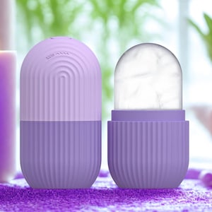 K&ouml;nnte beinhalten: Rustikales Holzschild mit dem wei&szlig;en Schriftzug "Welcome to our home". Das Schild hat eine Used-Optik und ein schlichtes, einladendes Design f&uuml;r den Eingangsbereich.