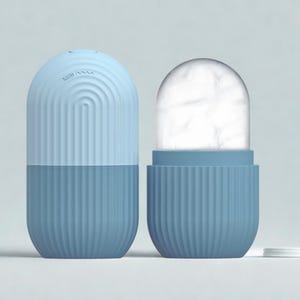 K&ouml;nnte beinhalten: Zwei hellblaue Eisformen, eine geschlossen und eine offen, die Eis zeigen. Die geschlossene Form hat ein geriffeltes Design auf der unteren H&auml;lfte und eine gew&ouml;lbte Oberseite mit kleinem Text. Die offene Form zeigt das Eis im Inneren.