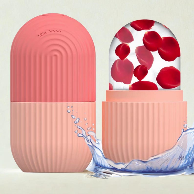 K&ouml;nnte beinhalten: Zweiteilige rosa Gesichts-Eis-Globusse. Einer ist geschlossen, der andere offen und zeigt rote Rosenbl&auml;tter im Inneren. Die Globusse haben ein geripptes Design und einen Wasserspritzeffekt. Auf der Oberseite des geschlossenen Globus steht das Wort "NEW" und eine wellenf&ouml;rmige Linie.