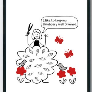 Puede incluir: Una impresión enmarcada con un dibujo de líneas en blanco y negro de una figura con una falda grande de arbusto con patrón de hojas que sostiene unas tijeras. El globo de texto dice, I like to keep my shrubbery well trimmed. Incluye mariposas y flores rojas.