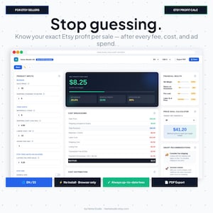 以下が含まれることがあります： 黒いハンドルと「But First, Coffee」のテキストが黒い太字で書かれた白いセラミックマグ。マグは木製の表面に置かれています。マグの高さは10cmです。