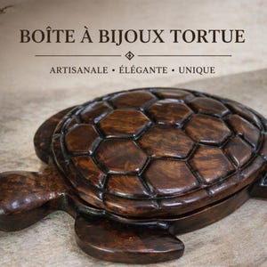 Op de afbeelding: Een handgemaakte houten sieradendoos in de vorm van een schildpad. De doos is donkerbruin met een glanzende afwerking, met een gedetailleerd zeshoekig patroon op de schaal. De tekst "BOÎTE À BIJOUX TORTUE" staat bovenaan.