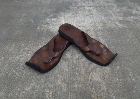 Tippy-toe Thongs -- Unique Findig leather sandals… - image 1