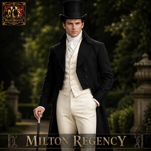 Op de afbeelding: Een zwarte hoge hoed, een zwarte pandjesjas, een crèmekleurig vest met knopen, een witte cravat en een crèmekleurige broek. Het ensemble bevat een zwarte wandelstok met een zilveren handvat. De tekst Milton Regency staat in de afbeelding.