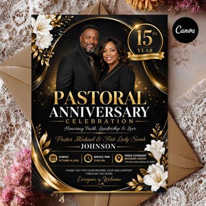 Könnte beinhalten: Ein schwarz-goldener Flyer zur Feier eines pastoralen Jubiläums mit einem Foto eines Paares, weißen Blumenakzenten und Text, darunter 15th Year, Pastor Michael & First Lady Sarah Johnson, Sunday October 18, 2026, 10:00 AM und Grace Covenant Worship Center.