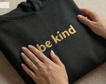 Be Kind Besticktes Sweatshirt, benutzerdefinierter Hoodie - Entspannter Schulterpullover - Ästhetische, minimalistische Kleidung - Sinnvolles Geschenk für Sie