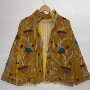 Puede incluir: Un juego de tres tazas de cerámica con acabado mate moteado. Las tazas son de color crema, gris claro y gris oscuro. Cada taza tiene un diseño simple y minimalista.