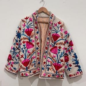 Beige blommig Suzani-jacka, broderad statementjacka i bomull, handgjord Jaipur Indien